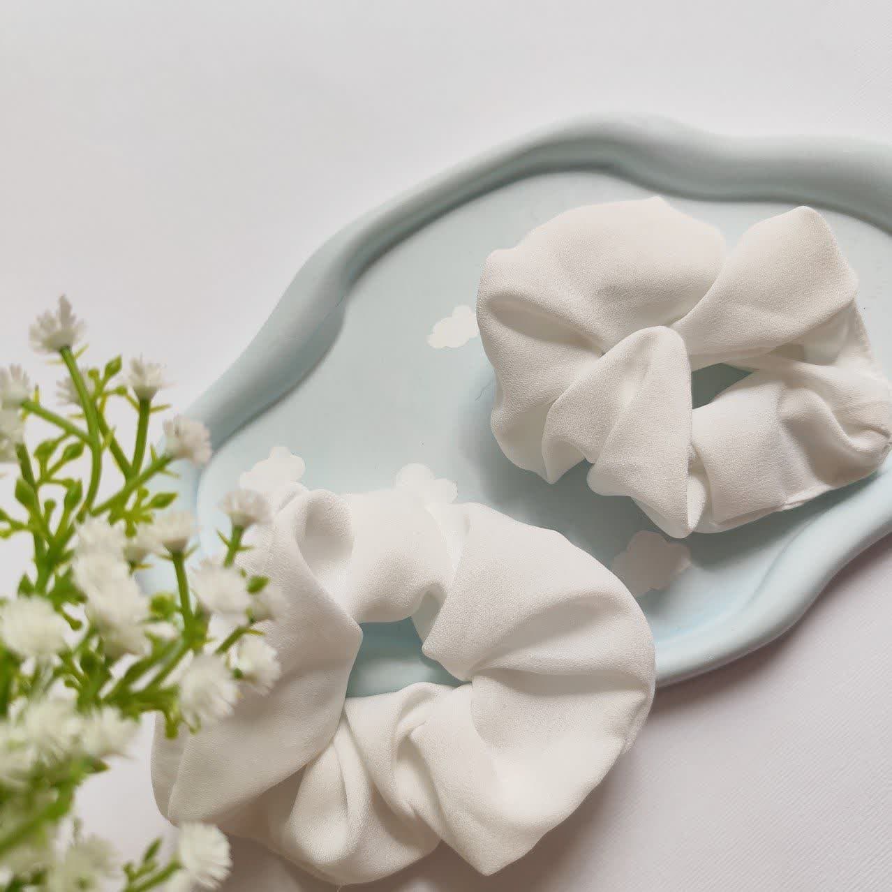 کش مو زنانه مدل اسکرانچی رنگ سفید