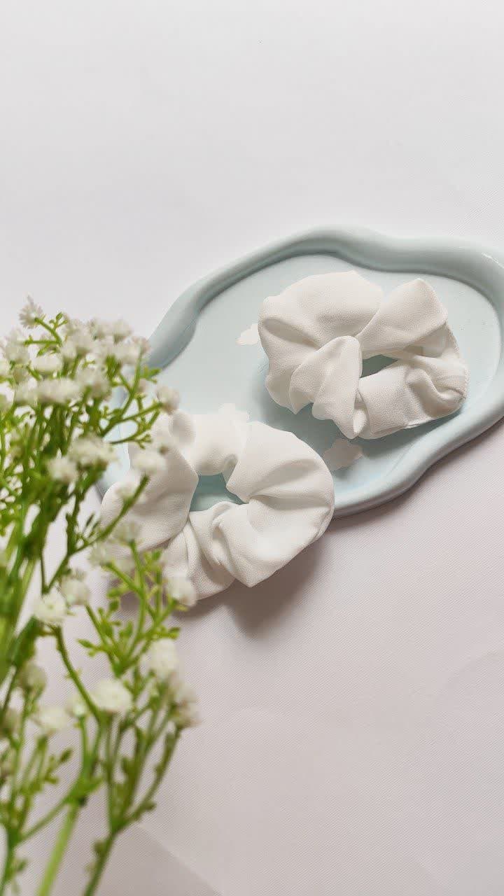 کش مو زنانه مدل اسکرانچی رنگ سفید