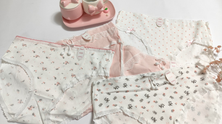 شورت زنانه فانتزی نخی خارجی طرح گل بهاری