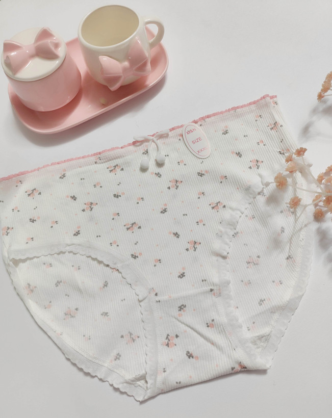 شورت زنانه فانتزی نخی خارجی طرح گل بهاری