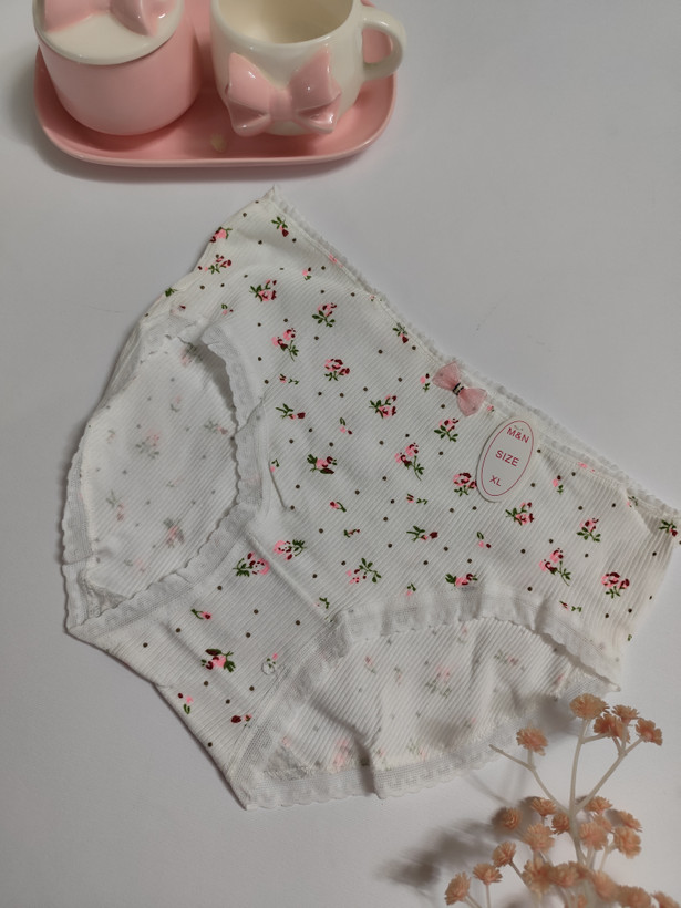 شورت زنانه فانتزی نخی خارجی طرح گل بهاری