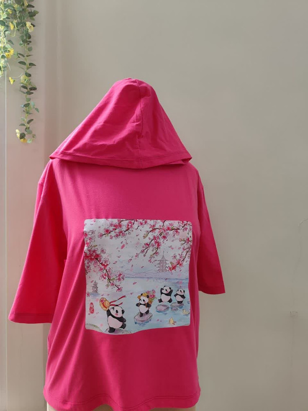 تیشرت باکسی کلاهدار زنانه طرح پانداهای بامزه